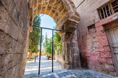 Ulu(Great) arasında 1170-1175 Sanliurfa,Turkey.19 içinde Temmuz 201 inşa Camii kapısı