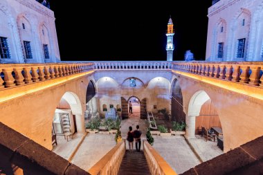 Eski postane bina (House of Sahtana aile), popüler bir dönüm noktası Mardin,Turkey.17 Haziran 2018 yılında merdiven
