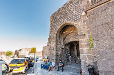 Kimliği belirsiz insanlar Diyarbakir,Turkey.16 Merkez sur bölgesinde Mardin Kapısı olarak Temmuz 2018 adlı tarihi geçit yürüyüş