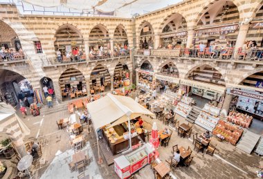 Kimliği belirsiz kişi kahvaltı ve avlu, Hasan Paşa Han, kafeler ve küçük mağazalar şimdi Diyarbakir,Turkey.16 için Temmuz 201 kullanılan bir ortaçağ Inn oturmak