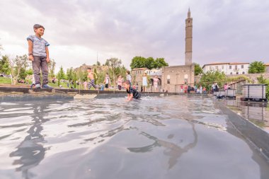 Kimliği belirsiz çocuklar Eğlence Parkı manzaralı arka planda sur region,Diyarbakir,Turkey.15 Hazreti Süleyman Camii Çeşmesi havuzda Temmuz 2018 var