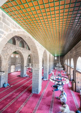 Kimliği belirsiz kişiler Ulu(Grand) Camii, Diyarbakir,Turkey.16 Temmuz 201 popüler bir dönüm noktası dua bekleyin