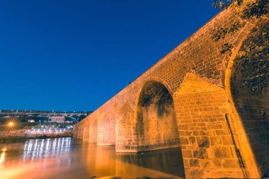 Antik taş on gözlü köprü gece görünümü