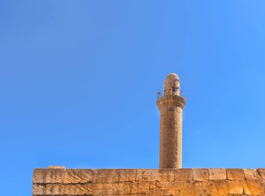 Melik Mahmut Mosque(Bab Es Sur) minare 1368 inşa edilmiş ve Mardin,Turkey.17 içinde Haziran 2018 bulur