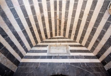 Kapı, Hasan Paşa Han, kafeler ve küçük mağazalar şimdi Diyarbakir,Turkey.16 için Temmuz 201 kullanılan bir ortaçağ Inn