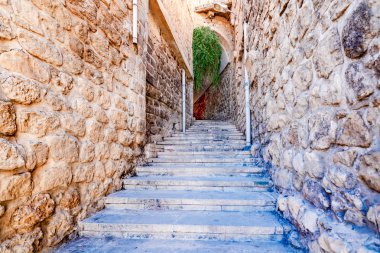 Eski Mardin'in antik dar sokak merdivenleri Mardin, Türkiye'de görüntülemek