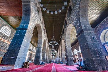 Kimliği belirsiz kişiler Ulu(Grand) Camii, Diyarbakir,Turkey.16 Temmuz 201 popüler bir dönüm noktası dua bekleyin