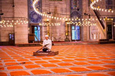 Istanbul, Türkiye 05 Haziran 2017: Kubbe iç görünümünü ve tavan Süleymaniye Camii, Istanbul 'un en büyük Camisi 1550-1580 tasarımını baş Osmanlı mimarı Mimar Sinan tarafından inşa edilmiştir. Turistler ve yerel halkın bu tarihsel landmar ziyaret edin
