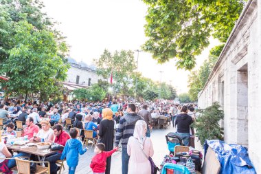 Istanbul, Türkiye - 4 Haziran 2017: İnsanlar ramazan boyunca iftar (akşam yemeği, akşam yemeği) Süleymaniye Meydanı'nda yiyor. Süleymaniye bölge için Ramazan etkinlikleri Istanbul'da en popüler bir yer