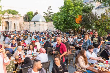 Istanbul, Türkiye - 4 Haziran 2017: İnsanlar ramazan boyunca iftar (akşam yemeği, akşam yemeği) Süleymaniye Meydanı'nda yiyor. Süleymaniye bölge için Ramazan etkinlikleri Istanbul'da en popüler bir yer