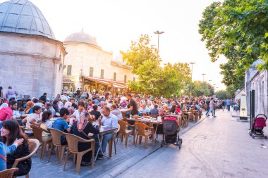 Istanbul, Türkiye - 4 Haziran 2017: İnsanlar ramazan boyunca iftar (akşam yemeği, akşam yemeği) Süleymaniye Meydanı'nda yiyor. Süleymaniye bölge için Ramazan etkinlikleri Istanbul'da en popüler bir yer