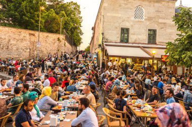 Istanbul, Türkiye - 4 Haziran 2017: İnsanlar ramazan boyunca iftar (akşam yemeği, akşam yemeği) Süleymaniye Meydanı'nda yiyor. Süleymaniye bölge için Ramazan etkinlikleri Istanbul'da en popüler bir yer