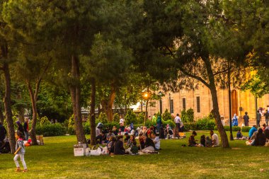 Istanbul, Türkiye - 4 Haziran 2017: İnsanlar ramazan boyunca iftar (akşam yemeği, akşam yemeği) Süleymaniye Meydanı'nda yiyor. Süleymaniye bölge için Ramazan etkinlikleri Istanbul'da en popüler bir yer