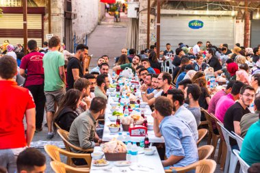 Müslümanlar Ramazan kareem için birlikte yemek için bir araya