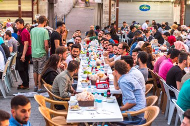 Istanbul, Türkiye - 4 Haziran 2017: İnsanlar ramazan boyunca iftar (akşam yemeği, akşam yemeği) Süleymaniye Meydanı'nda yiyor. Süleymaniye bölge için Ramazan etkinlikleri Istanbul'da en popüler bir yer