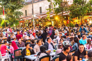 Müslüman insanlar açlık Süleymaniye Camii bölgesinde Ramazan ayında Ezan (ezan) ve akşam yemeği (Iftar) için bekleyin. Istanbul, Türkiye.04 Haziran 2017