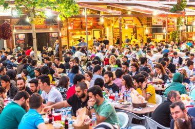 Müslüman insanlar açlık Süleymaniye Camii bölgesinde Ramazan ayında Ezan (ezan) ve akşam yemeği (Iftar) için bekleyin. Istanbul, Türkiye.04 Haziran 2017