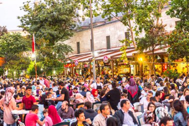 Istanbul, Türkiye - 4 Haziran 2017: İnsanlar ramazan boyunca iftar (akşam yemeği, akşam yemeği) Süleymaniye Meydanı'nda yiyor. Süleymaniye bölge için Ramazan etkinlikleri Istanbul'da en popüler bir yer