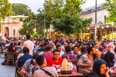 Müslümanlar Ramazan kareem için birlikte yemek için bir araya
