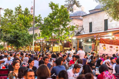 Istanbul, Türkiye - 4 Haziran 2017: İnsanlar ramazan boyunca iftar (akşam yemeği, akşam yemeği) Süleymaniye Meydanı'nda yiyor. Süleymaniye bölge için Ramazan etkinlikleri Istanbul'da en popüler bir yer