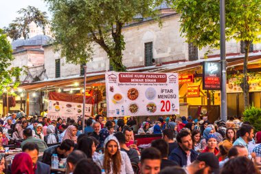Müslüman insanlar açlık Süleymaniye Camii bölgesinde Ramazan ayında Ezan (ezan) ve akşam yemeği (Iftar) için bekleyin. Istanbul, Türkiye.04 Haziran 2017
