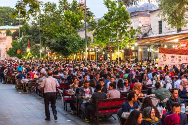 Istanbul, Türkiye - 4 Haziran 2017: İnsanlar ramazan boyunca iftar (akşam yemeği, akşam yemeği) Süleymaniye Meydanı'nda yiyor. Süleymaniye bölge için Ramazan etkinlikleri Istanbul'da en popüler bir yer