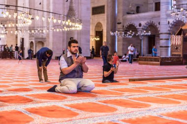 Istanbul, Türkiye - Haziran 6, Istanbul,Turkey.Suleymaniye Camii Süleymaniye Camii'nde dua 2017:Turkish Müslüman erkekler. Turistler ve yerel halkın bu tarihi dönüm noktası her mevsim ziyaret edin.