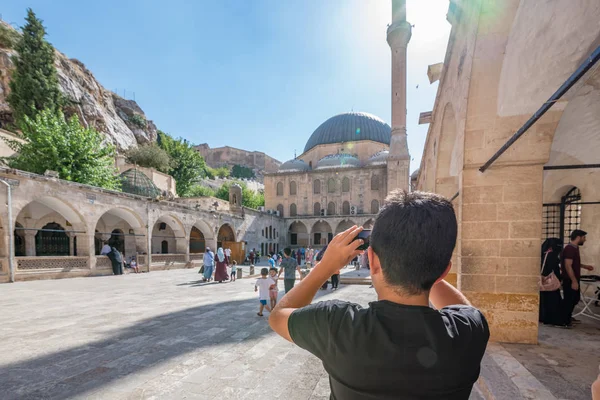 Niezidentyfikowane Ludzie Chodzą Dziedzińcu Meczetu Halil Mevlidi Jedną Atrakcji Sanliurfa — Zdjęcie stockowe