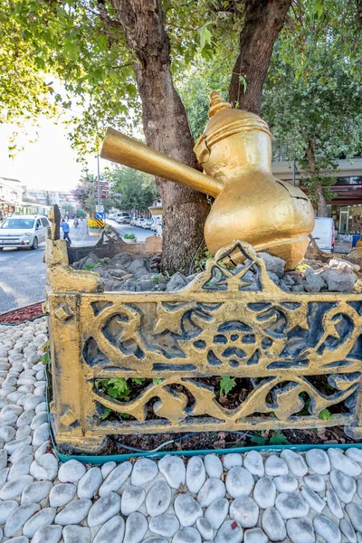 Mirra (cardamom)Mardin,Turkey.18 Haziran 2018 acı kahve için kullanılan yakın (kahve pot) bronz heykeli