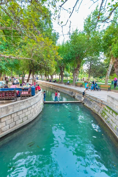 Άγνωστα Άτομα Επισκεφθείτε Και Εξερευνήσετε Golbasi Πάρκο Στο Sanliurfa Turkey — Φωτογραφία Αρχείου