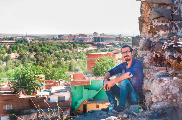 Niezidentyfikowany Mężczyzna Siedzi Nad Murami Historyczne Diyarbakir Sur Regionie Central — Zdjęcie stockowe