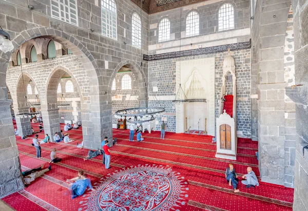 Kimliği belirsiz kişiler Ulu(Grand) Camii, Diyarbakir,Turkey.16 Temmuz 201 popüler bir dönüm noktası dua bekleyin