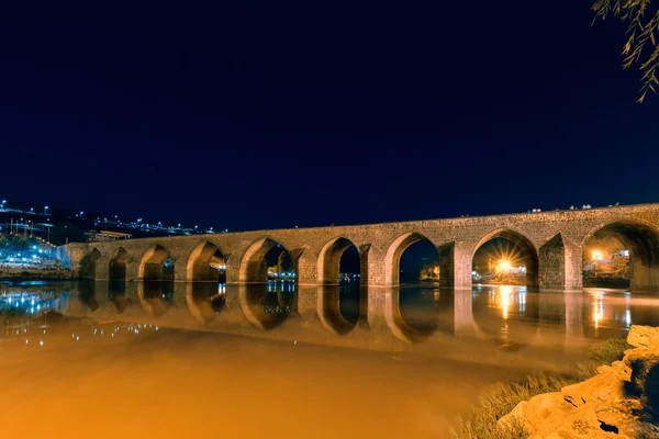Night view of ancient stone ten eyed bridge — Stock Photo, Image