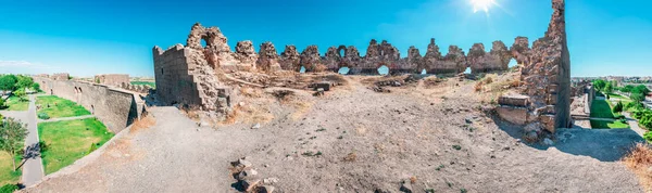 Diyarbakır merkez Sur bölgedeki tarihi Diyarbakır'ın şehir duvarlarının antik duvar yüksek çözünürlüklü panoramik görüntüsü.