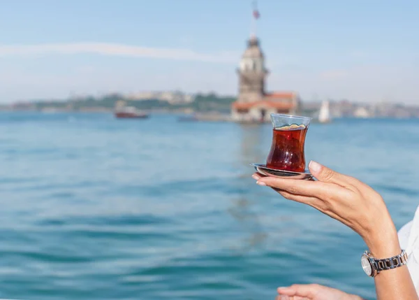 Hermosa Viajera Mujer Sostiene Tradicional Vaso Turco Fondo Torre Doncella — Foto de Stock