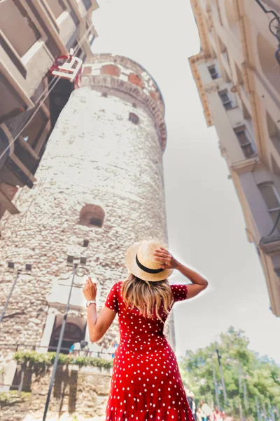 Mooie Vrouw Rode Jurk Ziet Het Landmark Galata Tower Beyoglu — Stockfoto