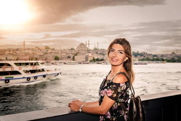 Mooie Vrouw Zwarte Jurk Staat Onder Galata Brug Met Landschapsmening — Stockfoto