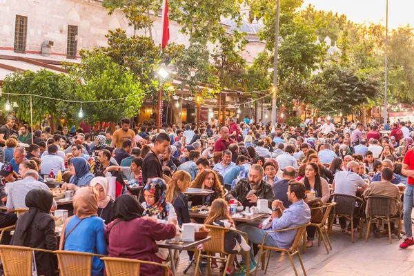 Las Personas Musulmanas Que Están Ayunando Esperan Adhan Ezan Cena —  Fotos de Stock