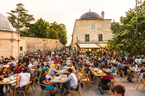 Stambuł Turcja Czerwca 2017 Ludzie Jedzenie Podczas Ramadanu Iftar Wieczorny — Zdjęcie stockowe