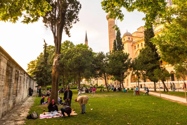 土耳其伊斯坦布尔 2017年6月4日 在苏莱曼广场的斋月期间 人们正在吃开斋 苏莱曼区是伊斯坦布尔最受欢迎的斋月活动场所 — 图库照片