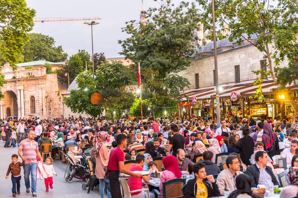 Istanbul Türkiye Haziran 2017 Nsanlar Ramazan Boyunca Iftar Akşam Yemeği — Stok fotoğraf