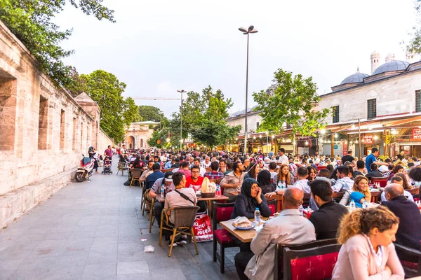 Istanbul Turkije Juni 2017 Mensen Eten Iftar Avondmaaltijd Diner Tijdens — Stockfoto