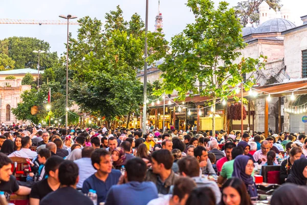 Istanbul Turquia Junho 2017 Pessoas Estão Comendo Iftar Refeição Noite — Fotografia de Stock