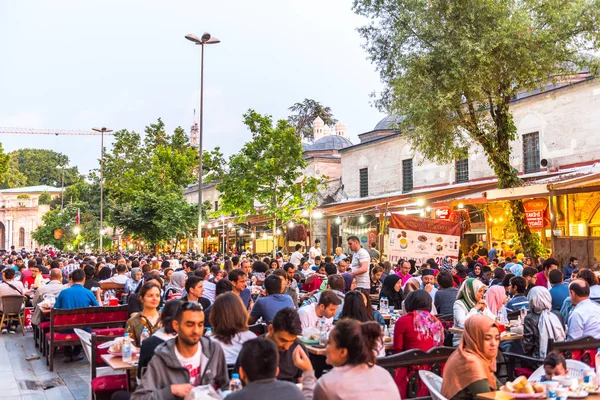 Istanbul Turquía Junio 2017 Gente Está Comiendo Iftar Cena Cena —  Fotos de Stock