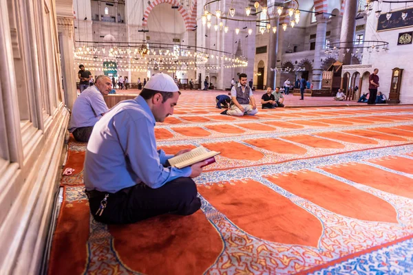 Turecký Man Čtení Kuran Koran Sulejmanovy Mešity Svátek Měsíce Ramadánu — Stock fotografie