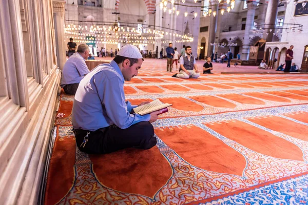 Turecký Man Čtení Kuran Koran Sulejmanovy Mešity Svátek Měsíce Ramadánu — Stock fotografie