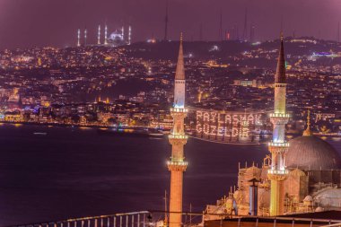 Çamlıca Tepesi, boğaz ve avlu Süleymaniye, İstanbul 'un Anadolu yakasında gece görünümü.