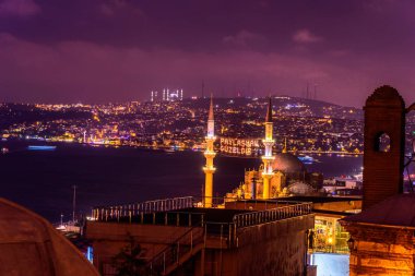 Istanbul, Türkiye - 4 Haziran, 2017:Mahya Müslümanların kardeş yazılı ve Süleymaniye Camii minarelerinin arasında asılı olan. 