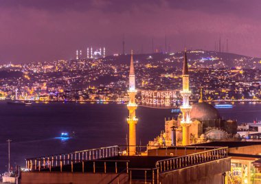 Istanbul, Türkiye - 4 Haziran, 2017:Mahya Müslümanların kardeş yazılı ve Süleymaniye Camii minarelerinin arasında asılı olan. 