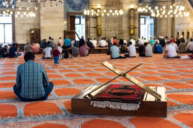 Süleymaniye Camii içinde dua tanımlanamayan Türkiye Müslüman erkekler. Eski antik Rahle (Kürsü) mobilya tutulur değil. Istanbul,Turkey.04 Haziran 201